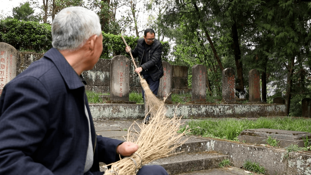 而红军烈士送给他的衣服和帽子,也一直被珍藏在家中一个木盒子里,谁也