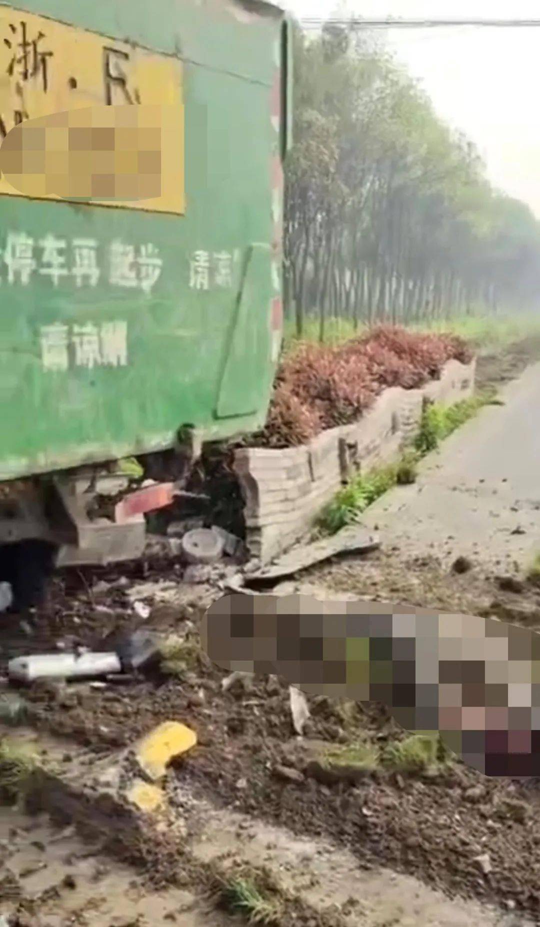 据说渣土车因避让闯红灯的三轮车