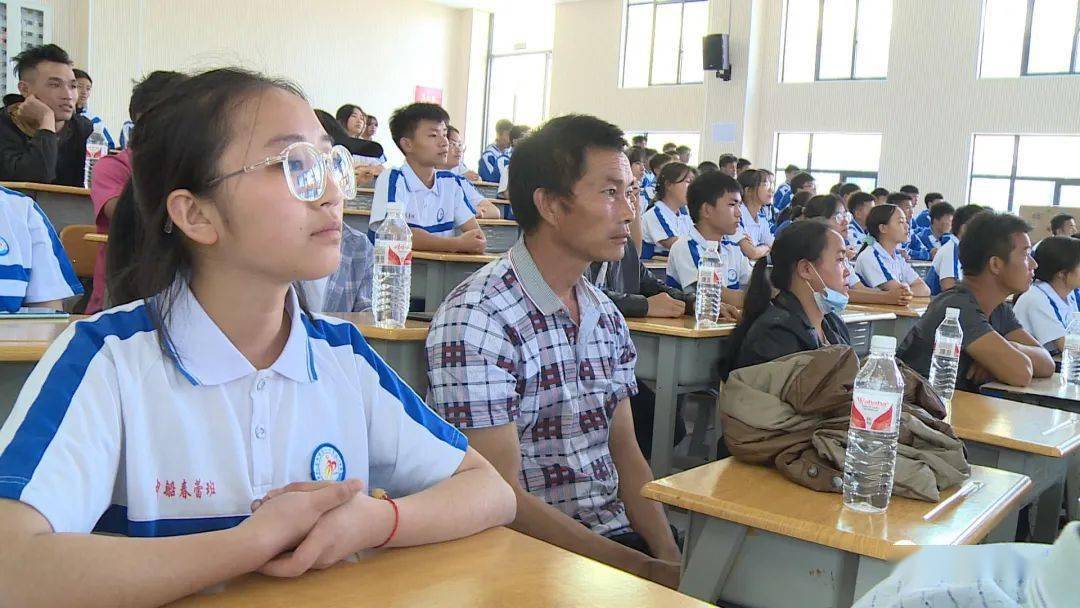 丘北县第一中学城北校区举行中船春蕾班颁奖典礼