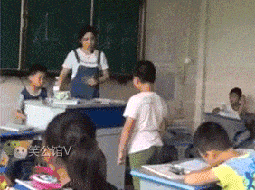 这小学生有当大哥的气质啊,家长可得好好把把关