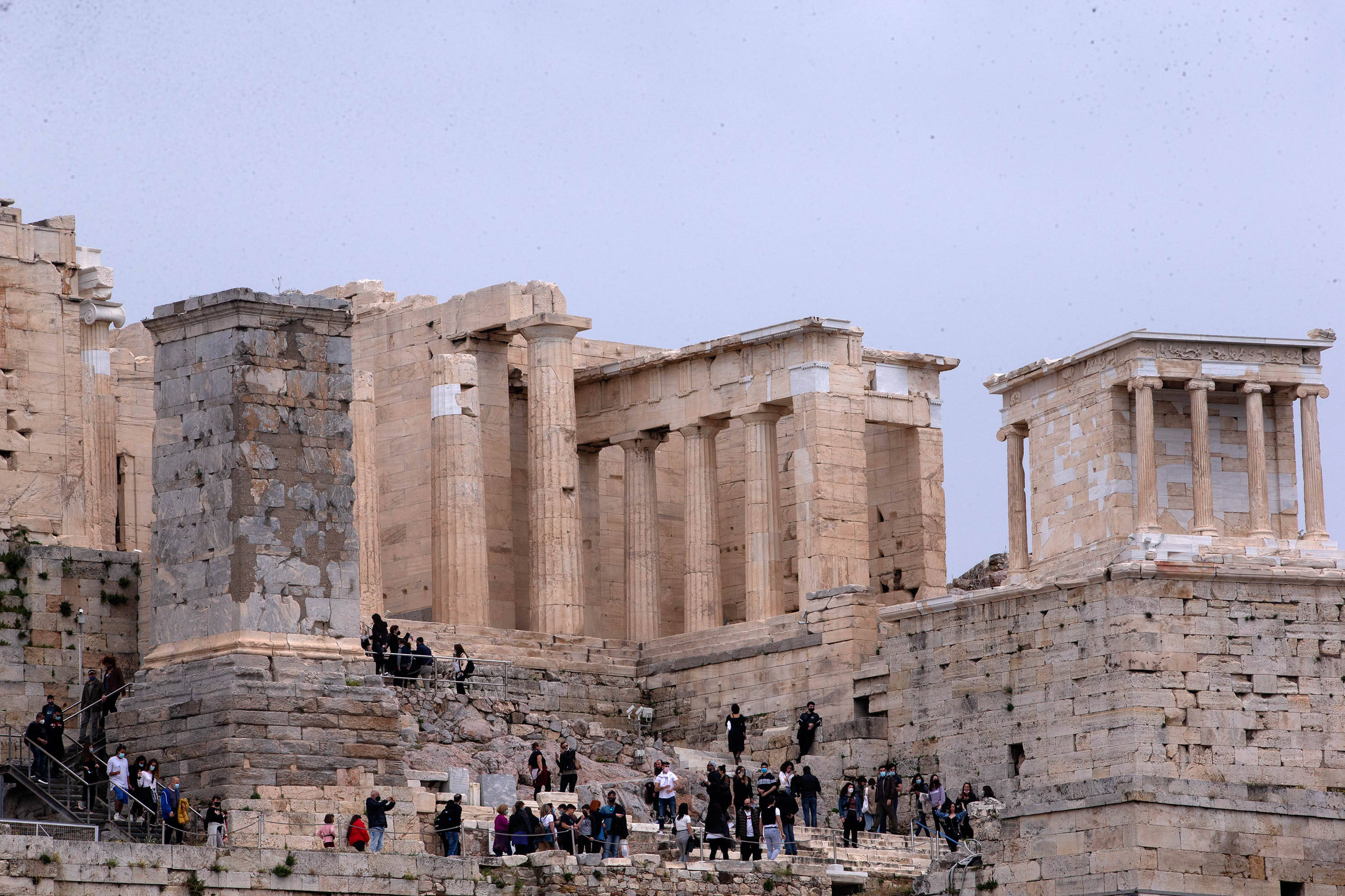 4月18日,游客在希腊首都雅典的卫城参观.