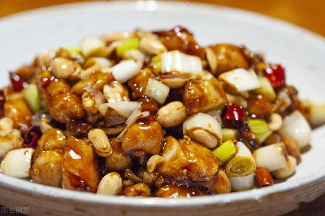 宫保鸡丁在今天,是川菜中家喻户晓的家常菜.