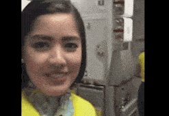 搞笑gif趣图:现在的妹子,坐个地铁都这么不让人省心