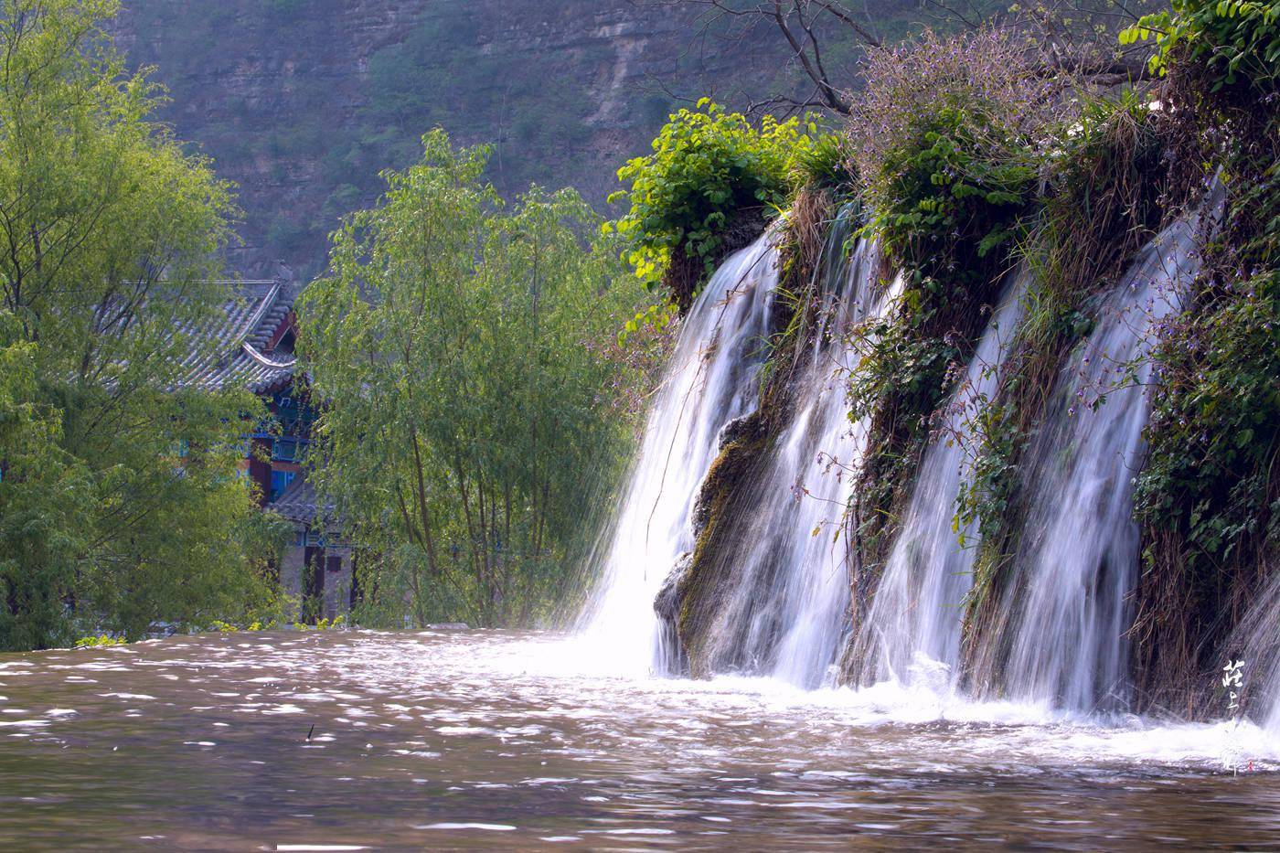 高山流水桃花盛开蜂飞蝶舞古洞泉来