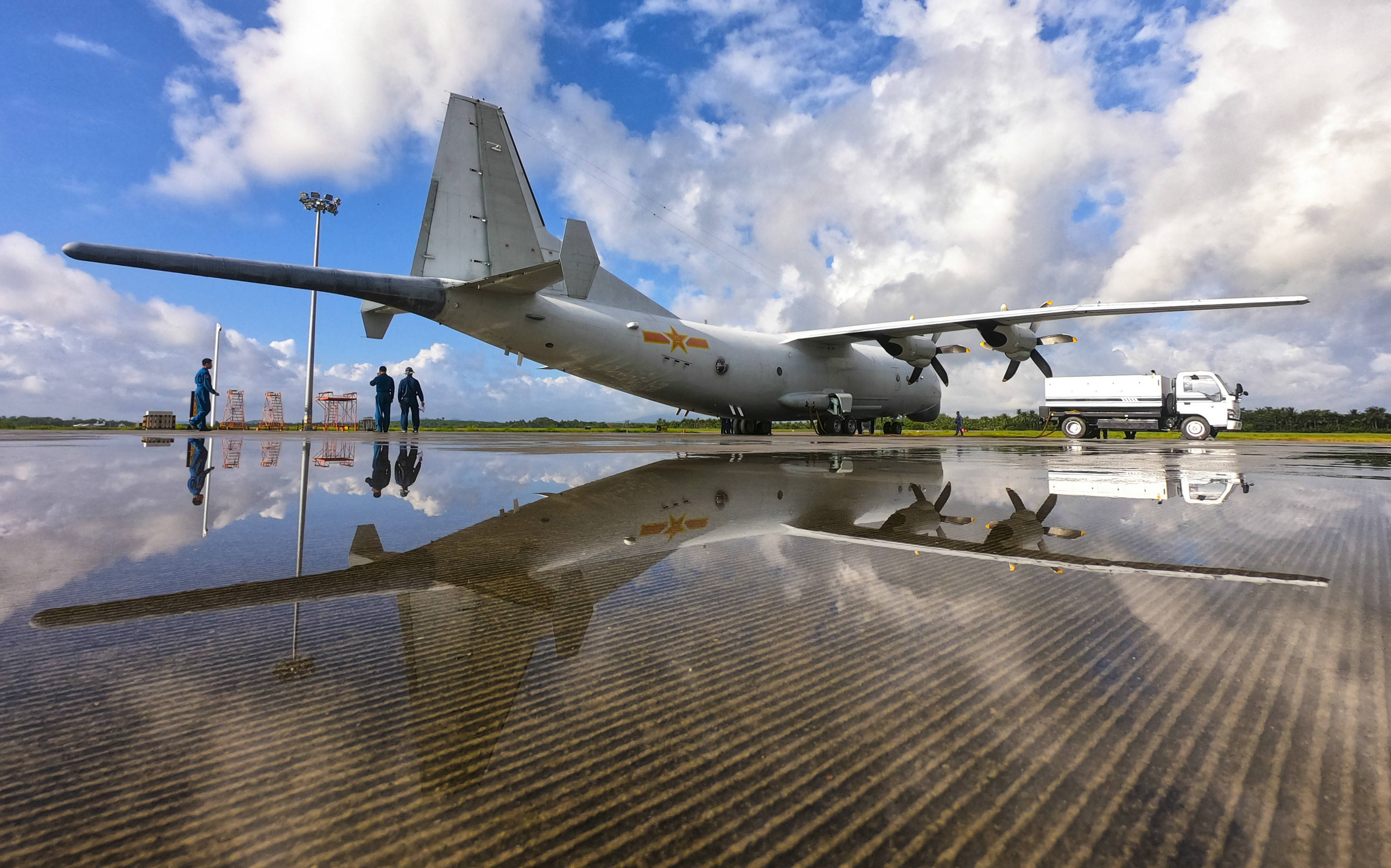 海军航空兵机务官兵雨后检查飞机(资料照片). 新华社发(刘志民 摄)