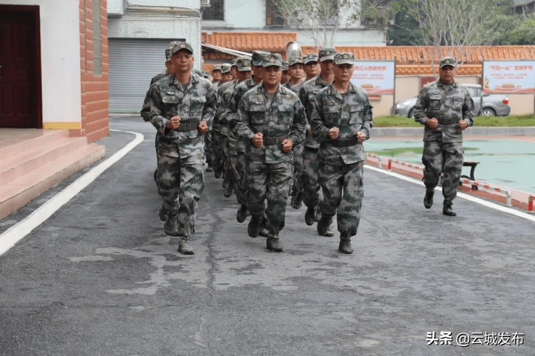 4月20日,云城区人武部对民兵应急分队进行模拟突发山火课目的出动演练