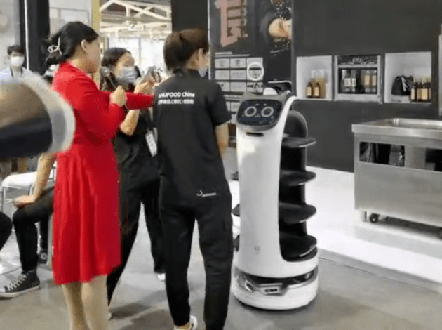 普渡机器人贝拉惊喜亮相世界食品深圳博览会