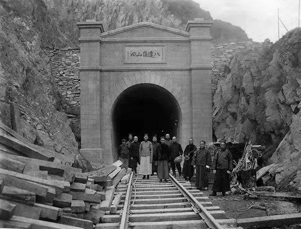 科技强国 用实际行动证明中国人能行 1905年9月4日  京张铁路正式开工