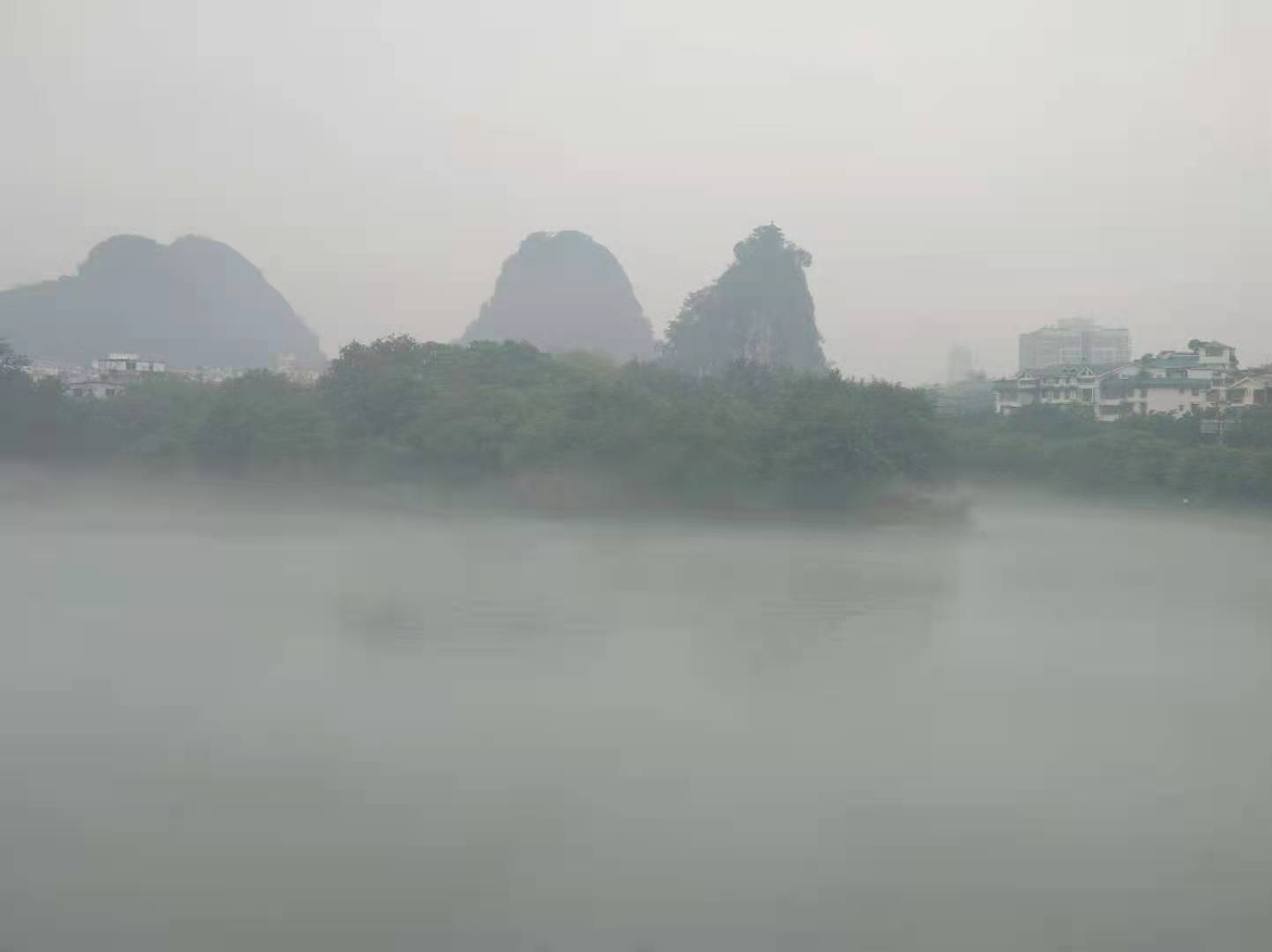 漓江山水间云雾缭绕,如水墨画卷一般.