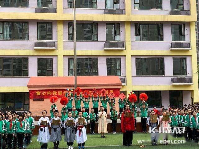 伴着春日暖阳,石家庄市盛世长安小学举行了第12届"童心向党诵经典