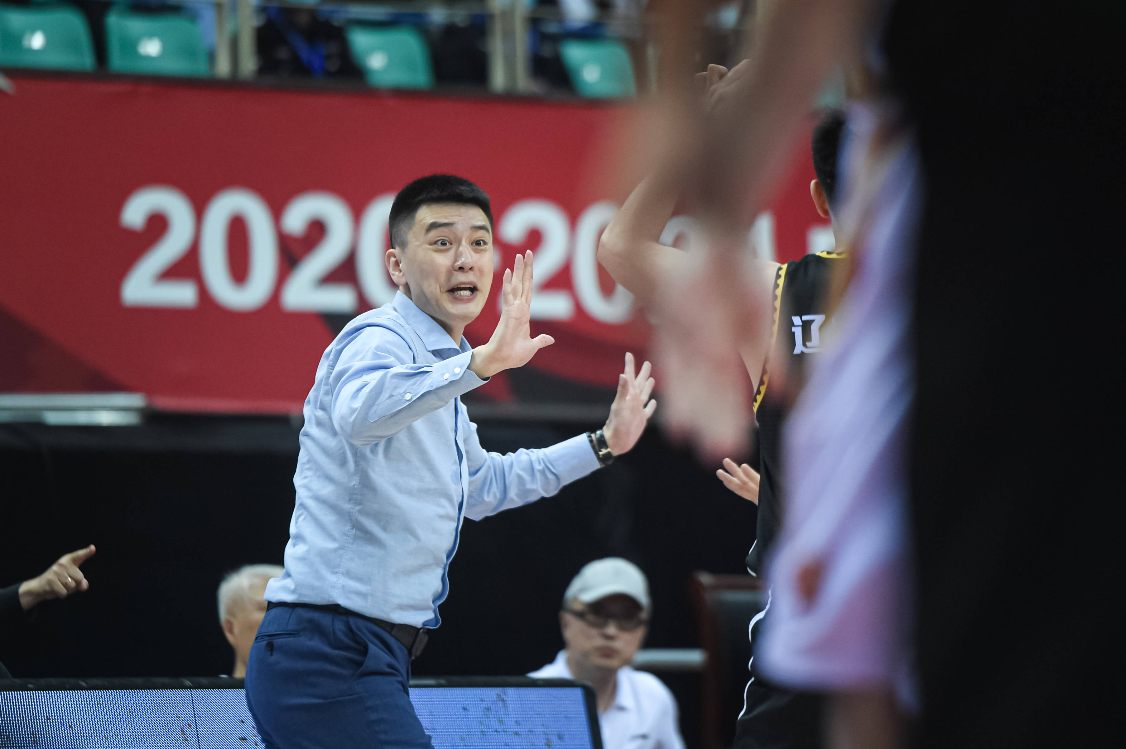 4月23日,辽宁本钢队主教练杨鸣(左)在比赛中向裁判示意本队球员并未