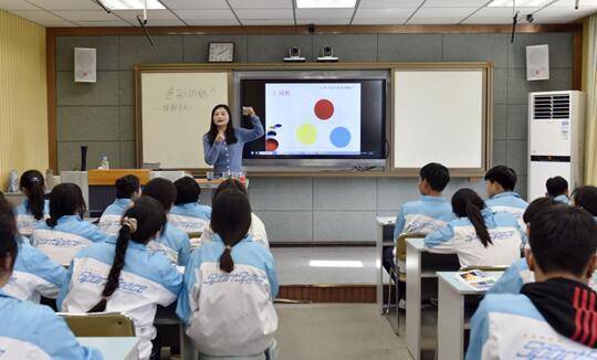 阜阳市插花中学:校内公开课"搭台唱戏"促成长