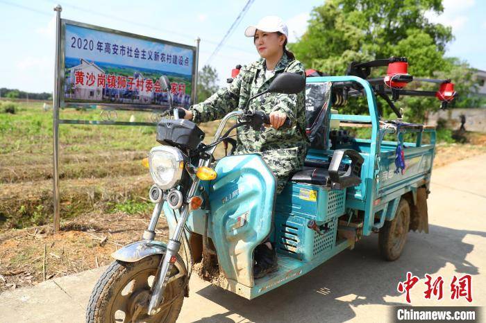 图为4月23日,"80后"女种粮大户刘迎峰驾驶三轮车行驶在乡村道路上.