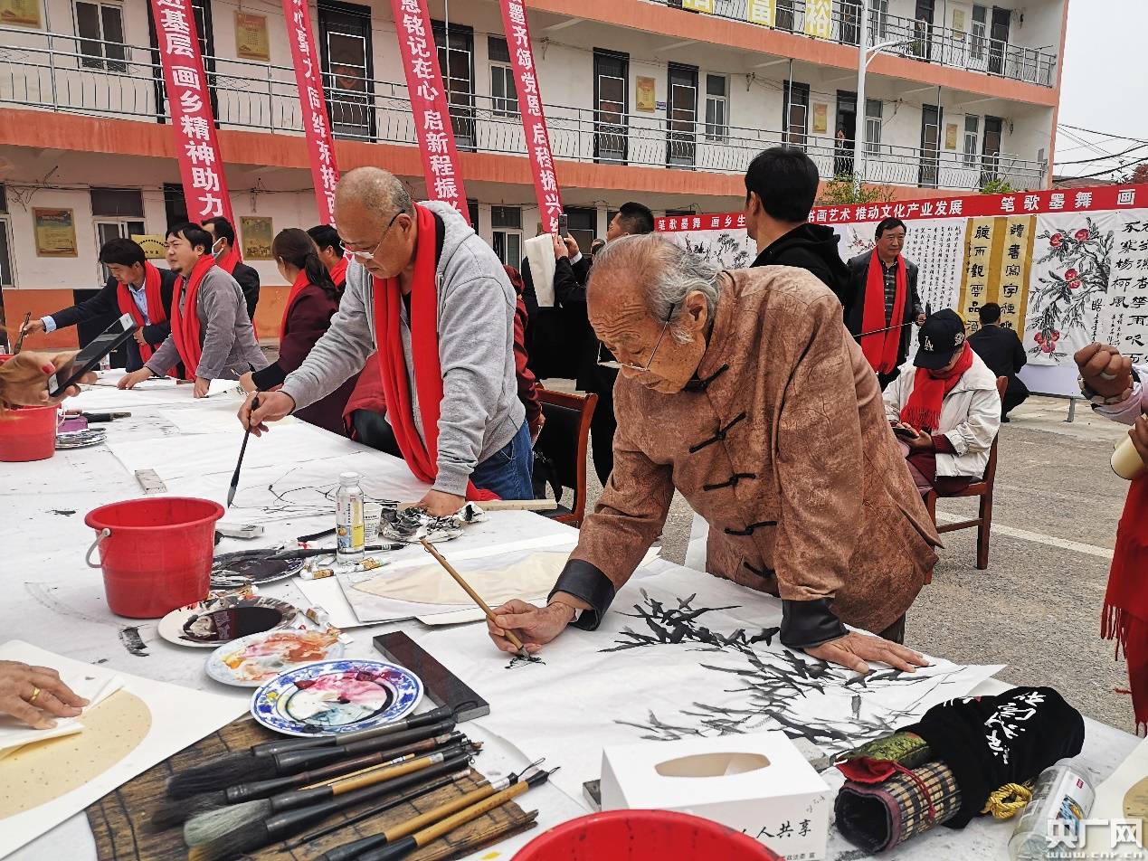 了全国第一家农民书画院——"刘套农民书画院",著名画家郑正任院长