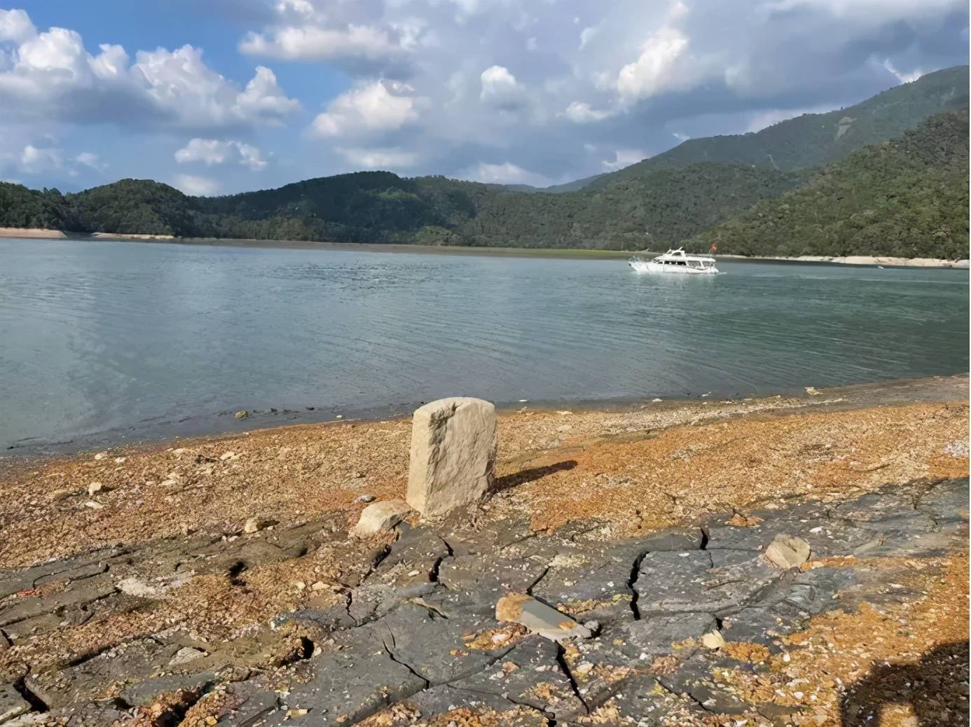 日月潭,又有"宝物"重见天日!_墓碑