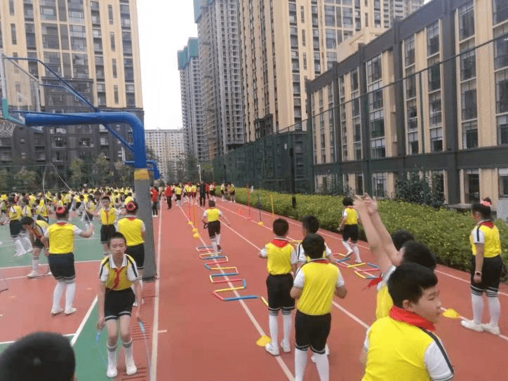 快乐阳光——记昆明市五华区龙泉路小学趣味