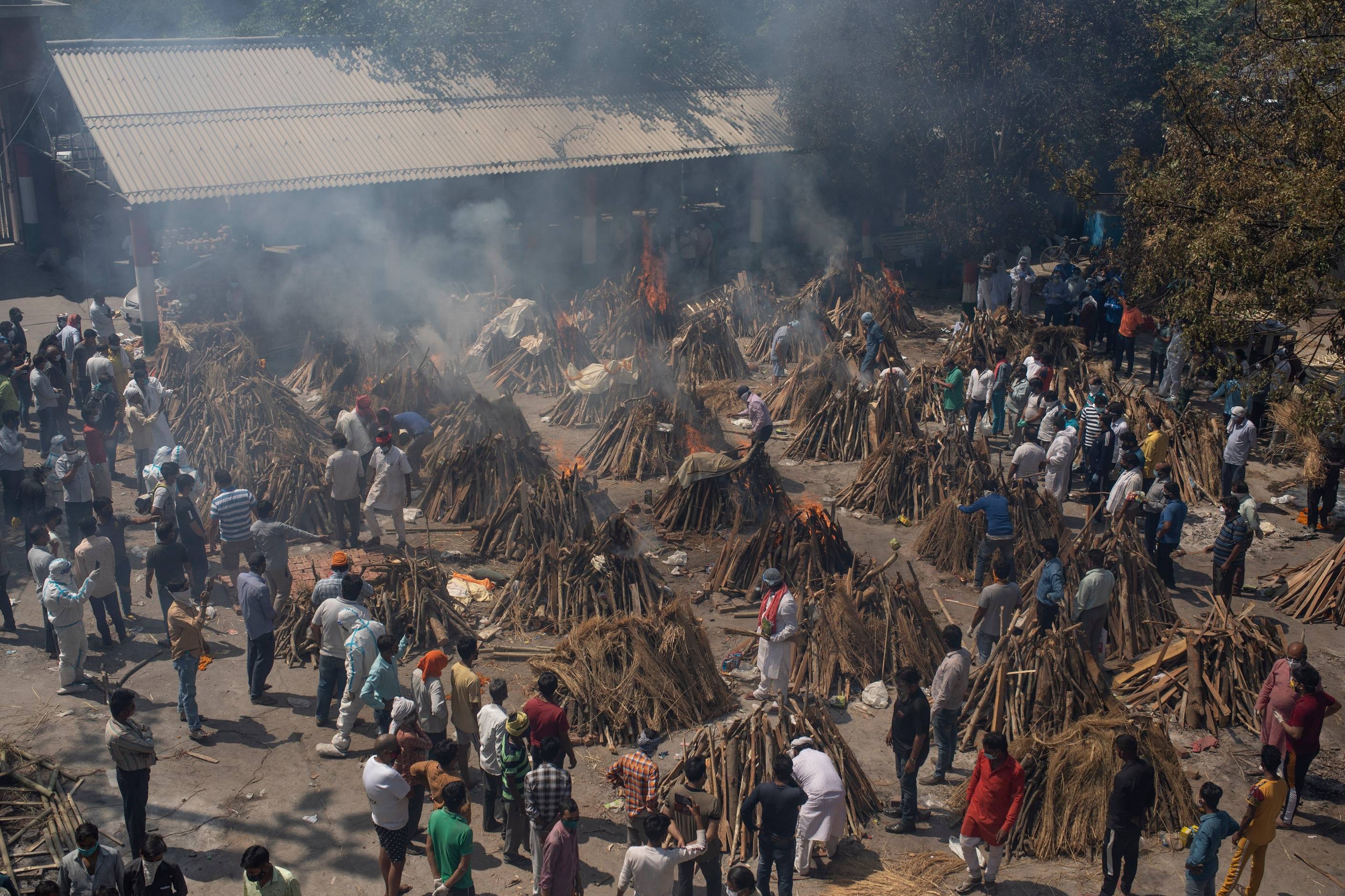 触目惊心!印度火葬场堆满新冠死者遗体 需要砍公园树木火葬