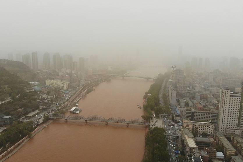 兰州现沙尘天气 黄河两岸建筑被风沙笼罩