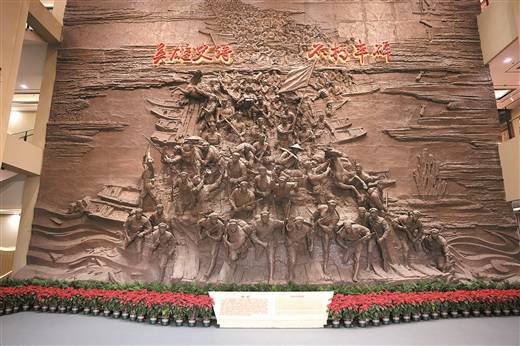 红军长征湘江战役纪念馆内的英雄雕塑. 本报记者 黄克摄