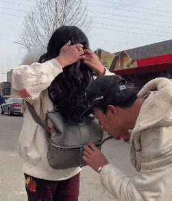 搞笑GIF:原以为是个小姐姐