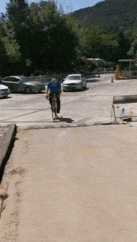 爆笑gif图:妹子腿短就别这么得瑟了,这下丢人丢大了吧