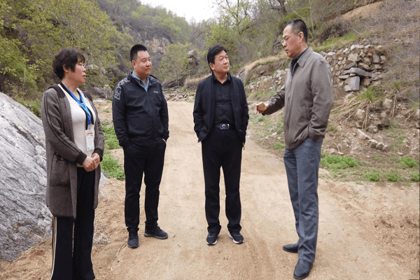 现场考察结束后,分管杨家台扶贫建设的尹国亮副县长进行了接待座谈