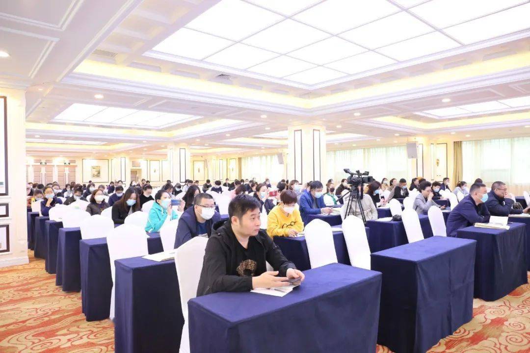 管理组组长刘金哲主讲"智慧背景下图书馆的信息化展望和技术创新"5黑