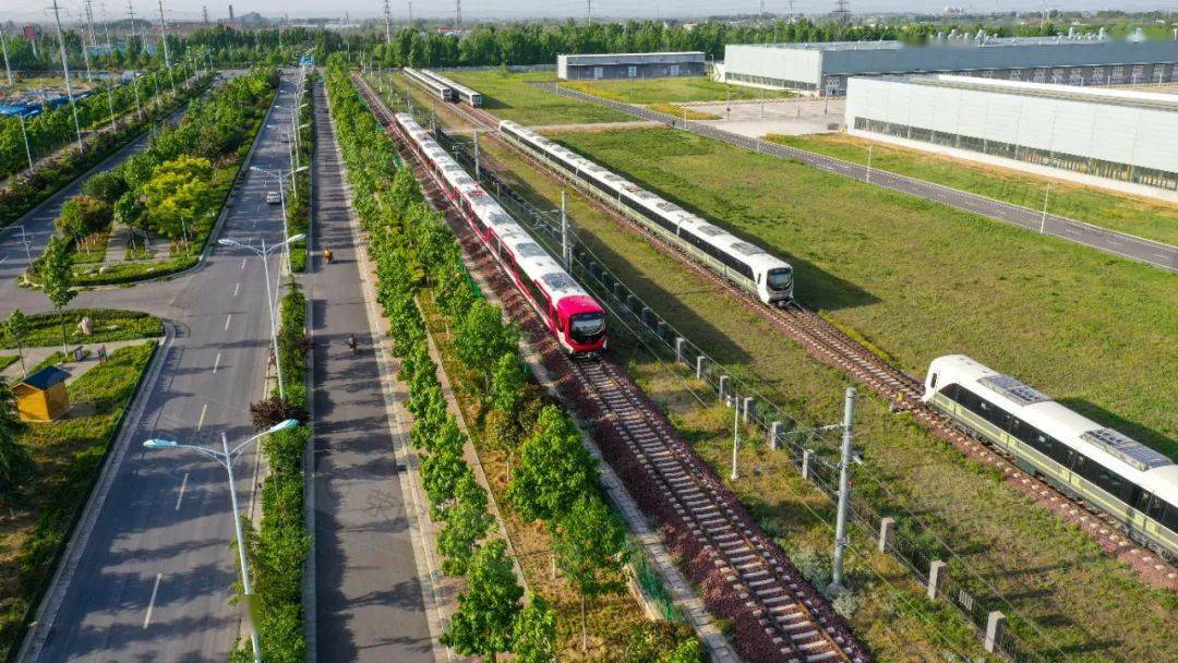 地铁6号线列车"玫红"亮相,有点像火龙果