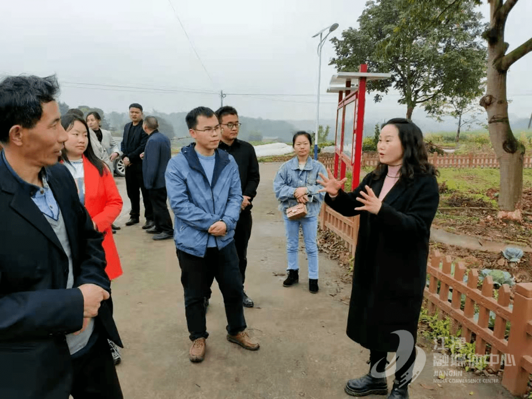 谢红转身拿了个板凳坐下,开始耐心地跟大伙宣传起《重庆市文明行为