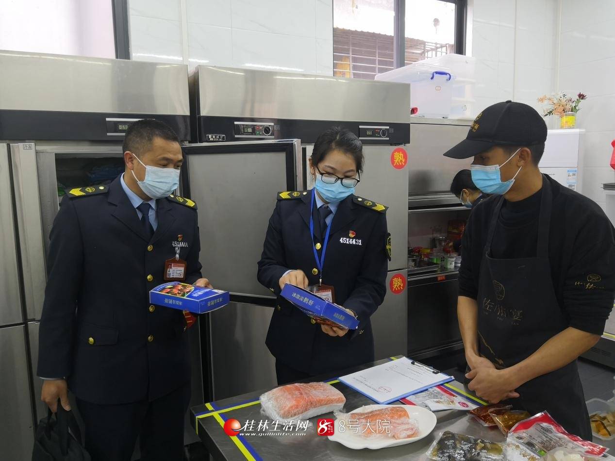 检查餐厅后厨原材料 为进一步做好兴安县"五一"期间餐饮服务食品安全