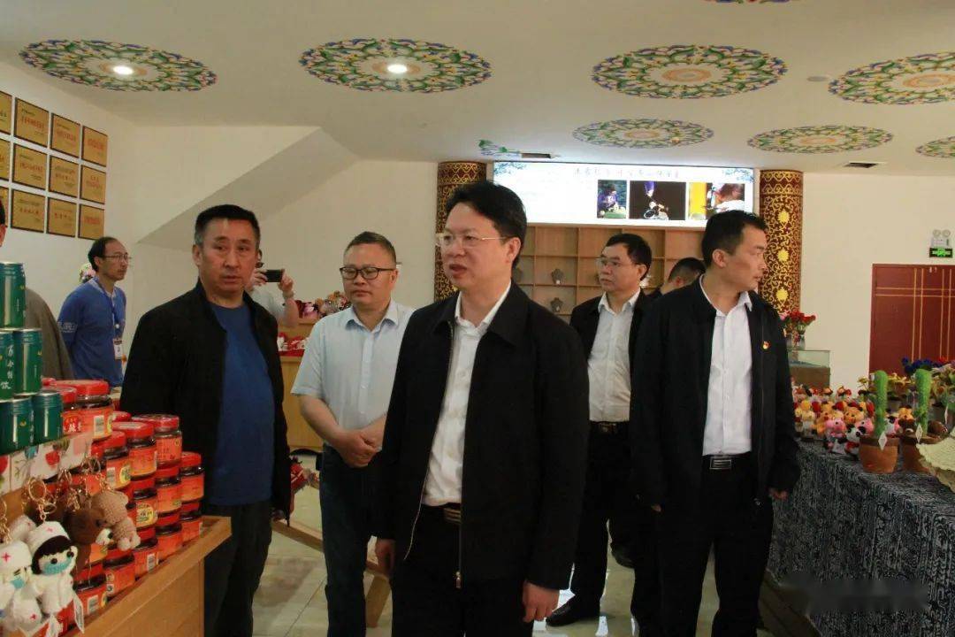 5月 1日上午,龙山县委书记刘冬生一行来到太平山调研和督导"五一"小