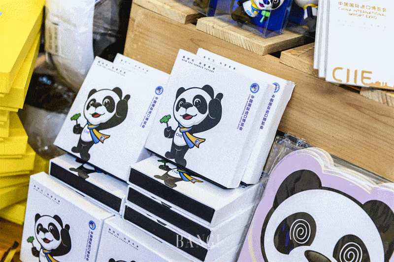 由进博会吉祥物进宝衍生出的各种文创产品,摆件,笔记本,logo徽章