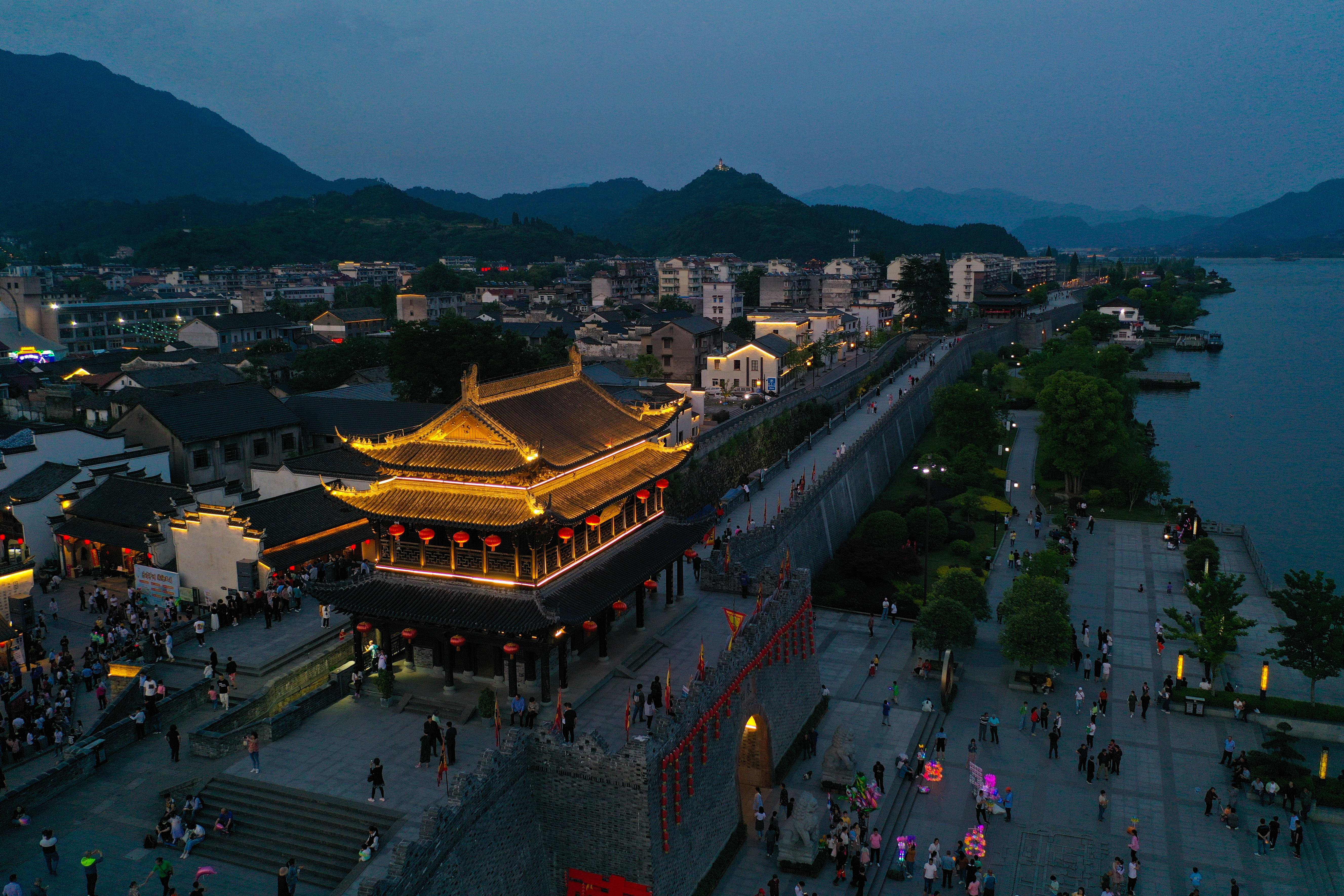 空中俯瞰严州古城夜景(5月2日,无人机照片.