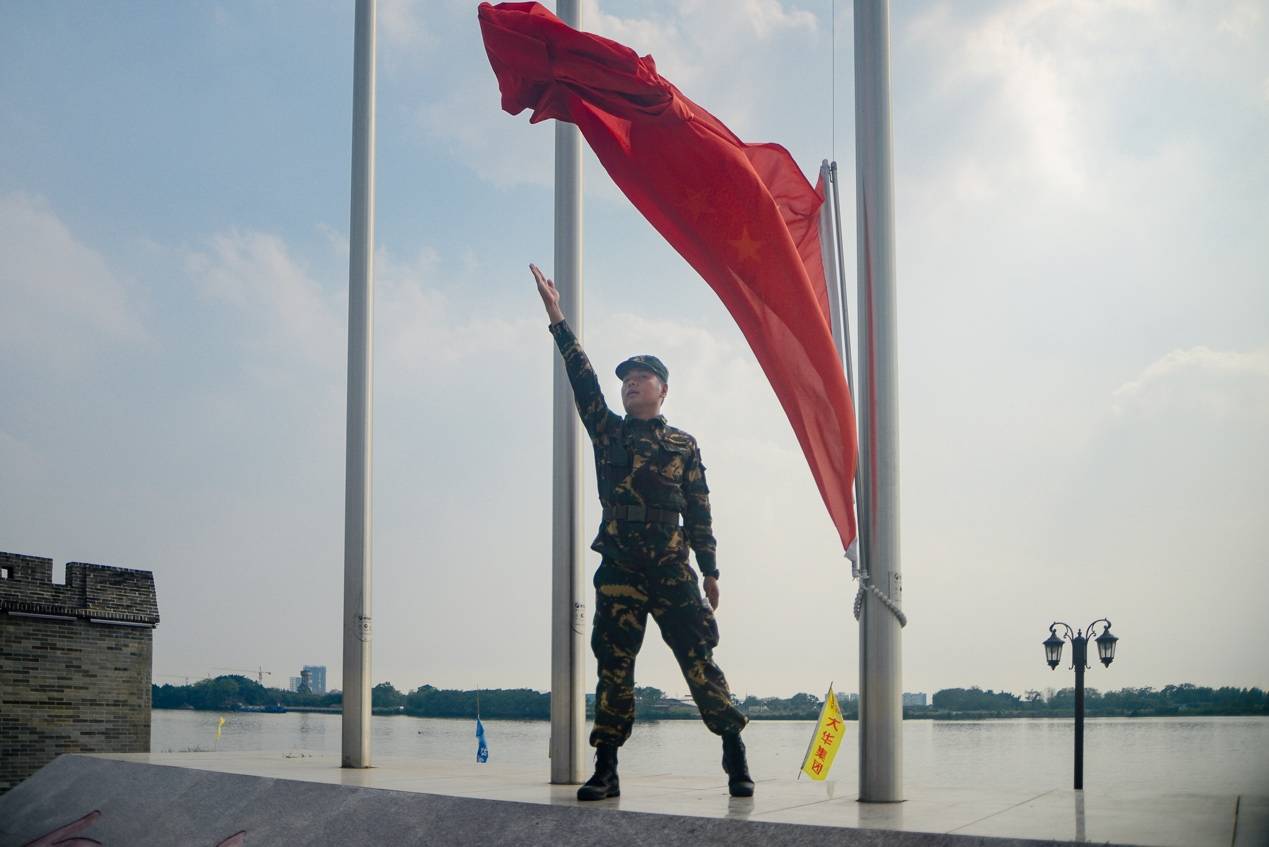 随即,孩子们举起右手,握紧拳头,对着国旗,党旗,举行了庄严的"建党