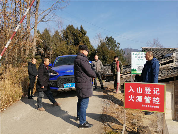 多措并举严筑森林"防火墙—访青川县林业局党组书记白培峰