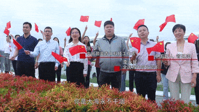 与现场的青年们共同歌唱祖国.