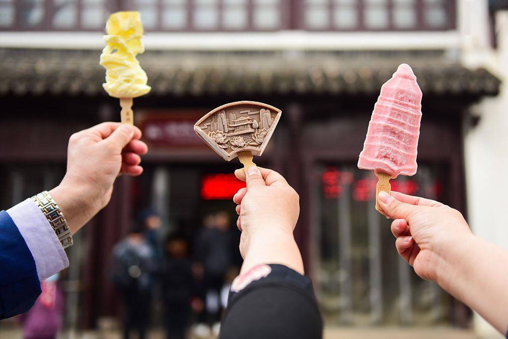 2021年4月22日,江苏苏州,著名的苏州园林景点变身成了"网红雪糕",广受