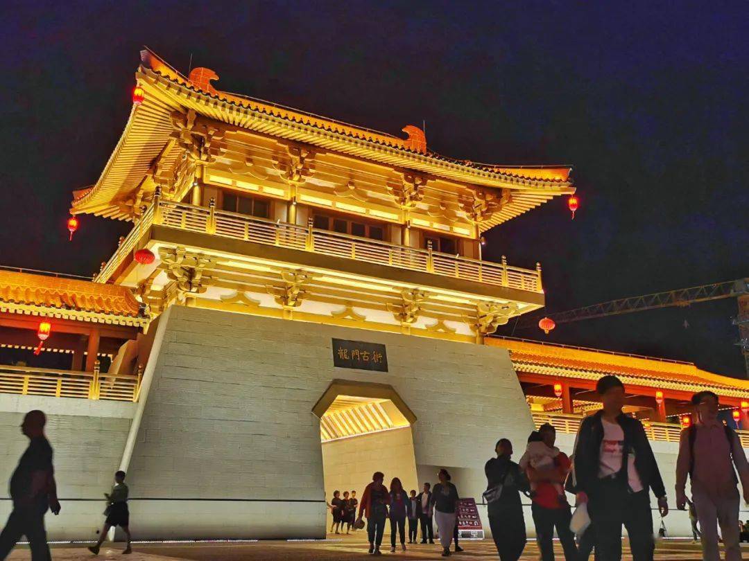 李卫超 摄 02/小众秘境崭露头角 ▲夜游龙门古街 感受古都魅力 鲁博