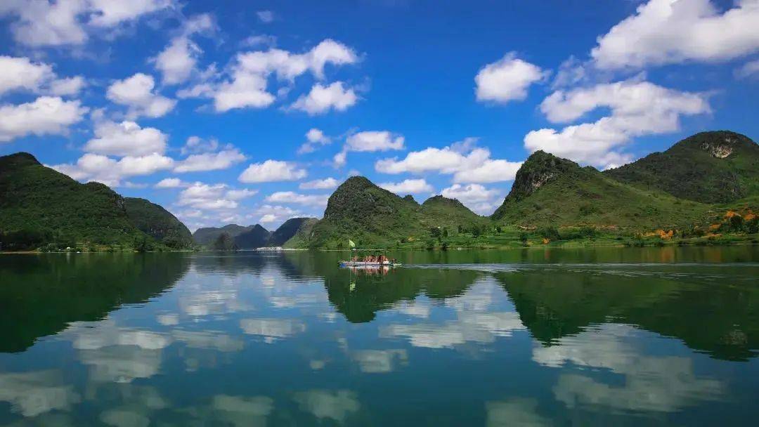 与桂林同属喀斯特地貌,大部分都是由石灰岩组成的峰林,峰丛山地,孤峰