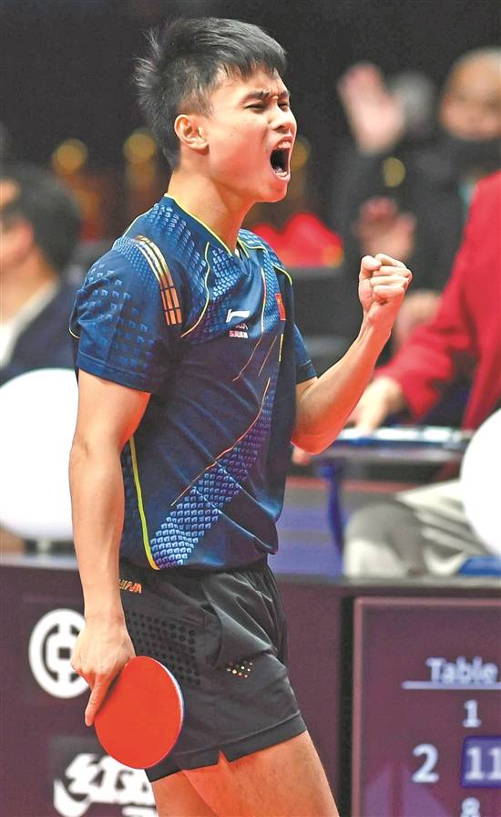 继半决赛击败马龙后,广东选手周启豪在男单决赛中以4比2力克队友,另一