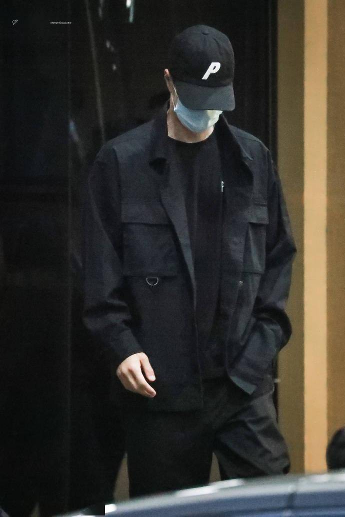 allblack的王一博昨夜长沙赴北京酷盖博哥双手插兜一身震气