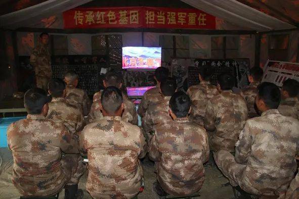 布置有序的营区,一条条标语口令,一处处氛围营造,让野外驻训充满战味