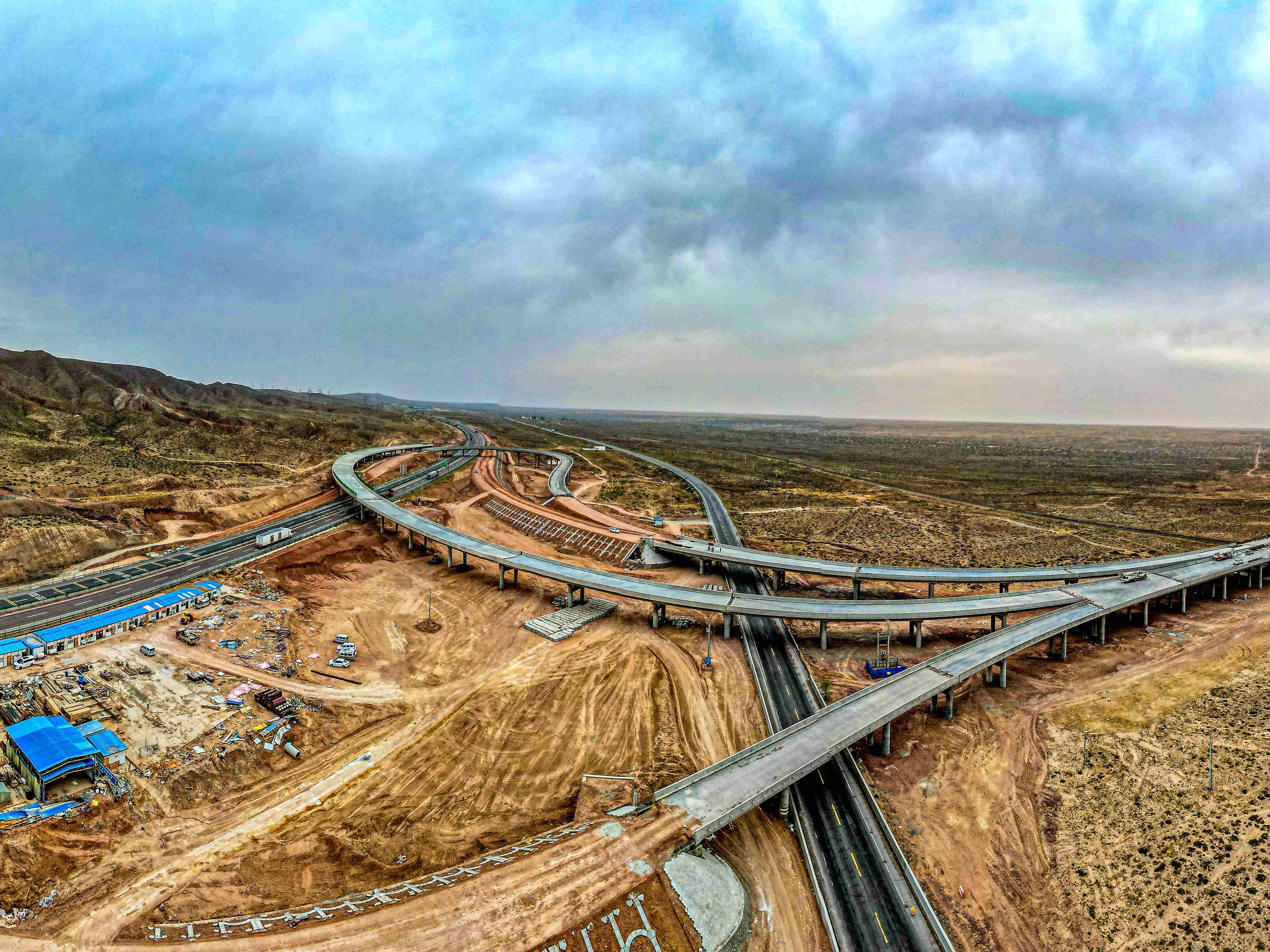 建设中的乌玛高速公路青铜峡至中卫段第10合同段.