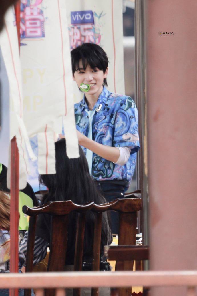宋亚轩咬奶嘴路透流出,刘耀文稳定输出男友力!