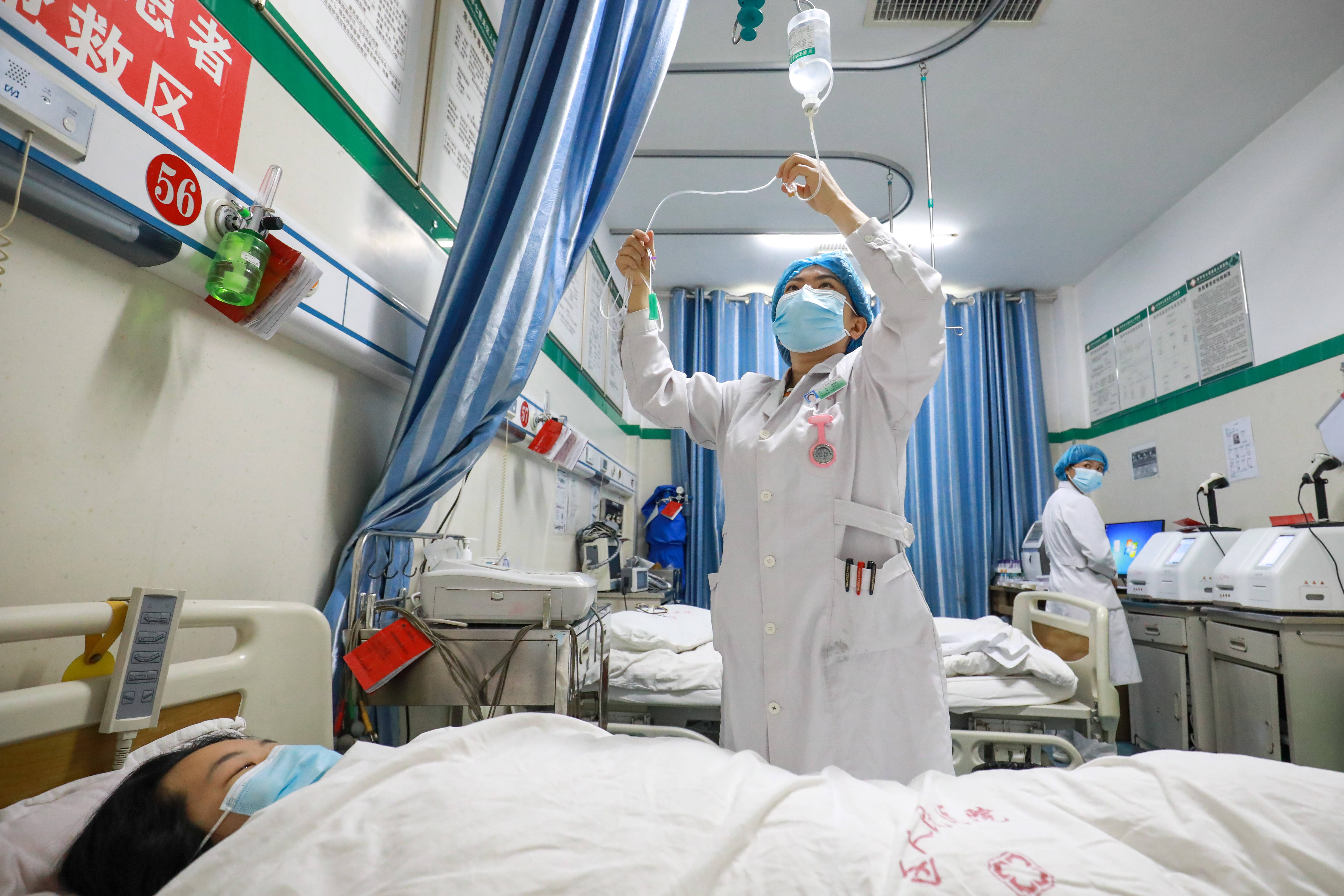 5月11日,护士在贵州省毕节市七星关区人民医院急诊科病房给患者输液.