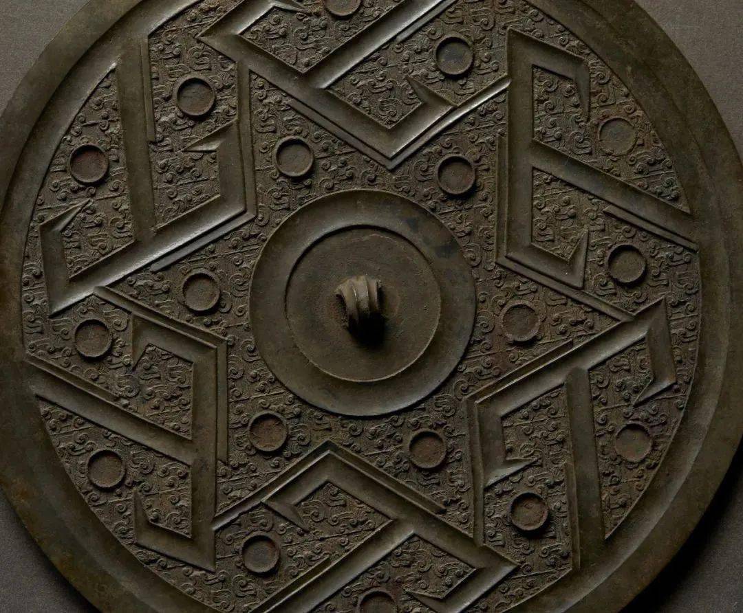 中国古代铜镜,不仅是日常生活中用于照容的实用器,同时,变化无穷的