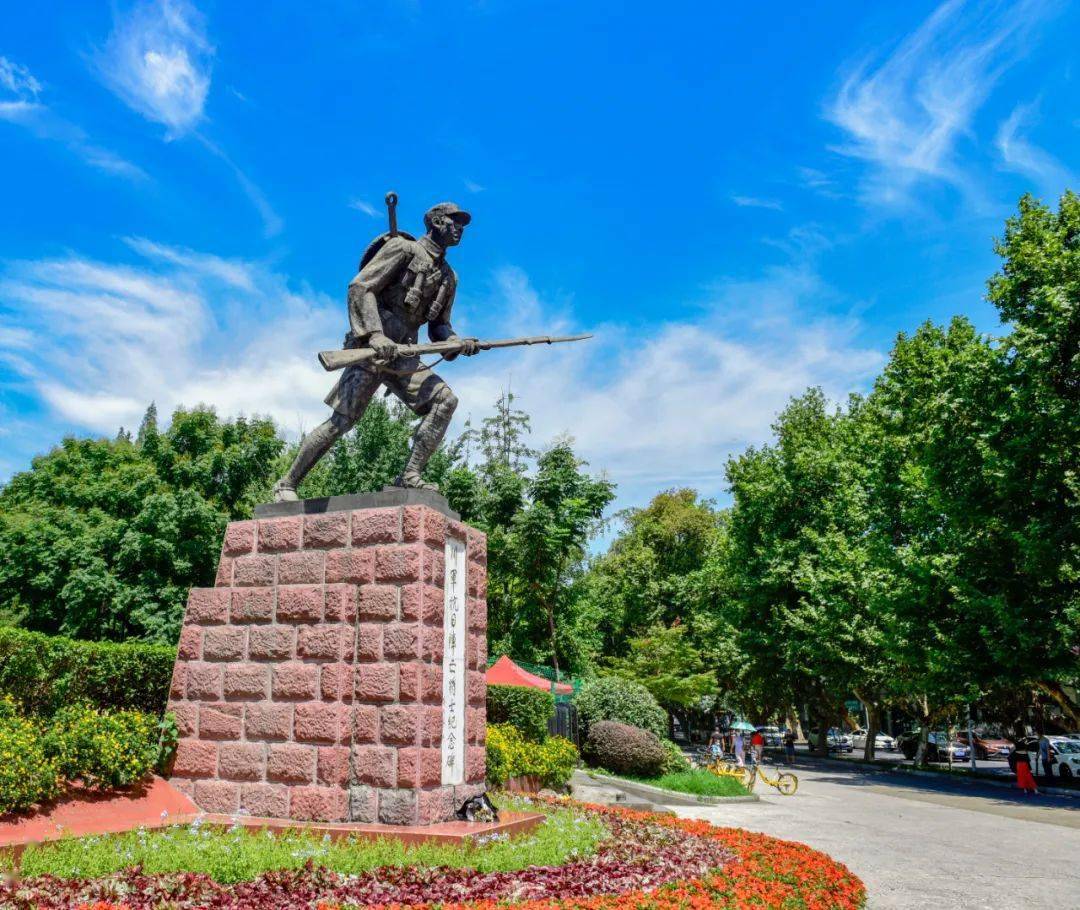 人民公园的川军抗日阵亡将士纪念碑 摄影:贾斌