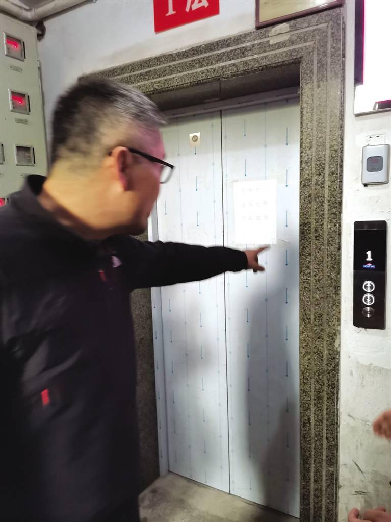 上河苑小区老旧电梯故障多,换了两台新电梯引发争议 业主:分摊费用不