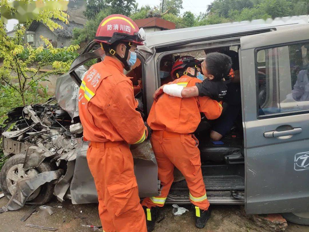 惨烈眉山发生两起重型货车车祸车子撞得稀巴烂