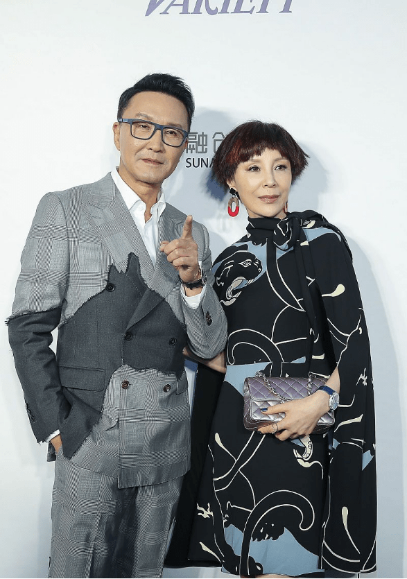 结婚相爱好多年,岳秀清和吴刚越来越有夫妻相,穿裙子气质更搭了